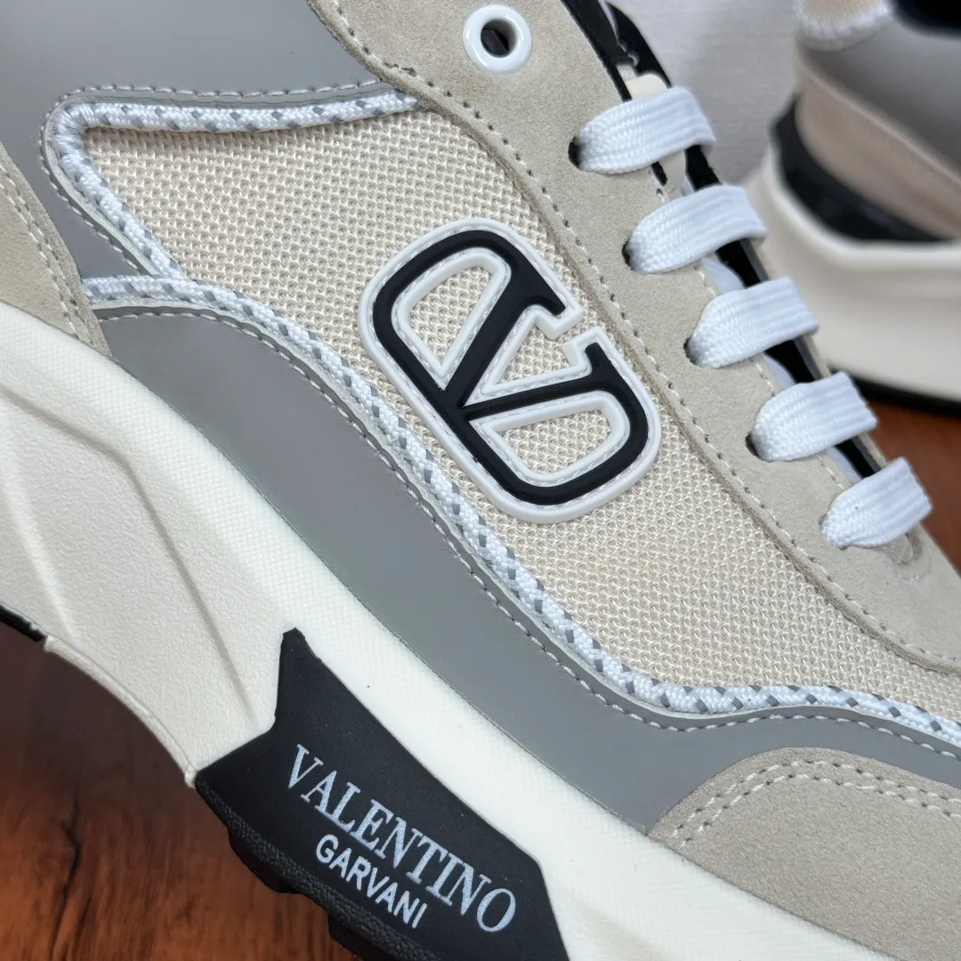 [Valentino] Top P: 820💰 Size: 39-44 leather shoe size (can be customized 38.45 cannot be returned or exchanged) VALENTION/Valentino FREEDOTS series new spring and summer men's sports shoes Lightweight and breathable casual thick-soled men's shoes Classic contrasting splicing design Suede cowhide stitching nappa calfskin + breathable technical mesh material Hot glue brand pattern badge logo details Delicate calfskin feet Lightweight mesh lining, ultra-light TPU foam rubber outsole, sports version, thick-soled style design, easy and versatile, multiple colors available, able to meet various matching needs, complete package! Item number: HL6688 Beige